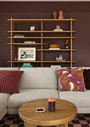 Autorky věnovaly pozornost i&nbsp;těm nejmen&scaron;&iacute;m detailům &ndash; od barevn&yacute;ch soklov&yacute;ch li&scaron;t a&nbsp;madel přes v&iacute;nov&eacute; vyp&iacute;nače na stěnu až po origin&aacute;ln&iacute; osvětlen&iacute;. Atmosf&eacute;ru doplňuj&iacute; m&oacute;dn&iacute; zrcadla organick&yacute;ch tvarů i&nbsp;geometrick&eacute; vzory na obkladech a&nbsp;koberc&iacute;ch.