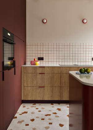 Vrcholem koupelnov&eacute;ho pohodl&iacute; je v&nbsp;tomto př&iacute;padě toaleta s&nbsp;funkc&iacute; om&yacute;v&aacute;n&iacute; a&nbsp;vyhř&iacute;v&aacute;n&iacute;m sed&aacute;tka. N&aacute;pad si majitel&eacute; samozřejmě dovezli ze sv&yacute;ch toulek po Japonsku.