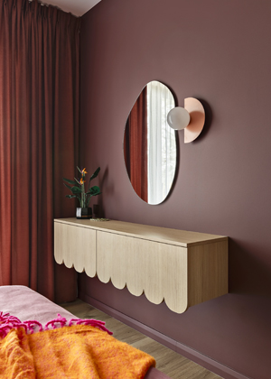 Origin&aacute;ln&iacute; nočn&iacute; i&nbsp;toaletn&iacute; stolek navrhla př&iacute;mo jedna z&nbsp;design&eacute;rek, a&nbsp;dokonale je tak sladila s&nbsp;hrav&yacute;m charakterem m&iacute;stnosti. Zaoblen&eacute; formy n&aacute;bytku, doplňků a&nbsp;vestavěn&yacute;ch prvků umocňuj&iacute; klidnou a&nbsp;př&iacute;větivou atmosf&eacute;ru.