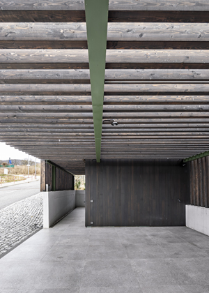 Koncept domu stoj&iacute; na pečlivě vystavěn&eacute;m dialogu mezi architekturou, interi&eacute;rem a&nbsp;okoln&iacute; př&iacute;rodou.