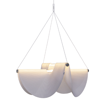 St&iacute;nidlo ze 3D pleten&eacute;ho polyesteru jemně spoč&iacute;v&aacute; na dvou minimalistick&yacute;ch skleněn&yacute;ch trubic&iacute;ch s&nbsp;LED zdroji a&nbsp;ve spolupr&aacute;ci s&nbsp;gravitac&iacute; dod&aacute;v&aacute; osvětlen&iacute; až skulptur&aacute;ln&iacute; v&yacute;raz. Design Jamie Wolfond, cena od 68 050 Kč