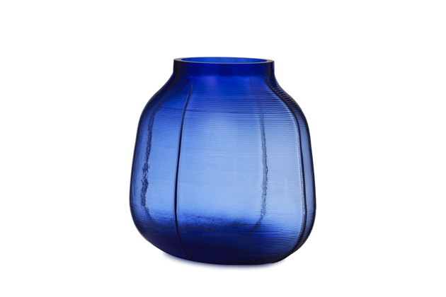 Váza Step H23, design Büro Famos, horizontálně vrstvené sklo, výška  23 cm, cena 2 000 Kč