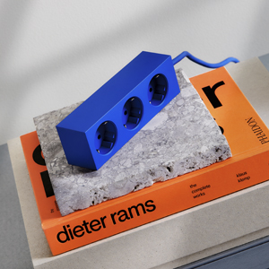 Prodlužovac&iacute; kabel Power Bar z&nbsp;matn&eacute;ho polykarbon&aacute;tu, dva integrovan&eacute; magnety pro připevněn&iacute; na kovov&eacute; č&aacute;sti n&aacute;bytku, d&eacute;lka 2 m, cena 50 euro