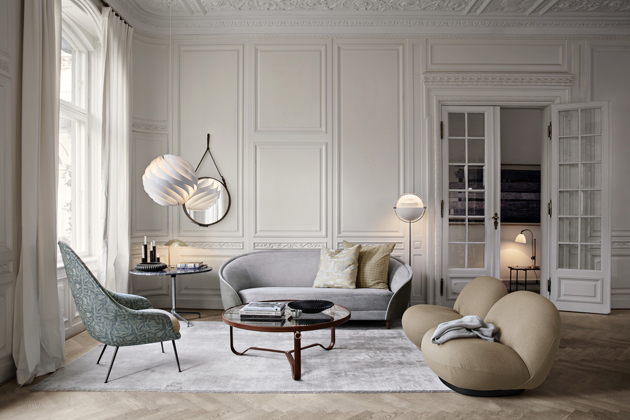 Sofa Revers, design Gubi team, kov, textilie i&nbsp;kůže, cena od 60&nbsp;277 Kč, křeslo Pacha Lounge Chair, design Pierre Paulin, kov, textilie i&nbsp;kůže, cena od 60&nbsp;277 Kč, křeslo Bat Lounge Chair, design GamFratesi, dřevo, textilie i&nbsp;kůže, cena od 157&nbsp;269 Kč