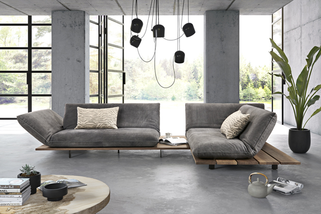 Sedac&iacute; souprava Akito, design Kurt &amp; Kati Quinger, textilie i&nbsp;kůže, dřevo, cena od 153&nbsp;296 Kč