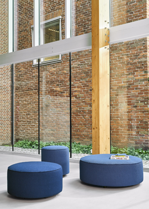 Otoman Domino. 18, design Spierenburg, textilie i&nbsp;kůže, cena od 25&nbsp;545 Kč