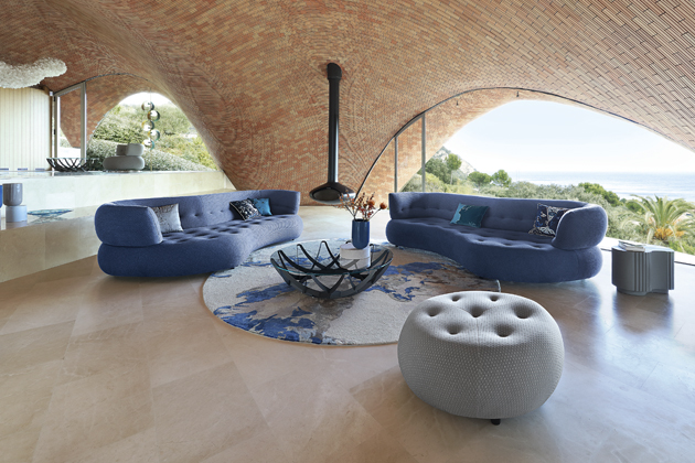 Puf Sense, design Studio Roche Bobois, materiál FCS Mix, textilie i kůže, polyuretanová pěna, masivní jedle, překližka, lakovaný kov, cena od 43 260 Kč