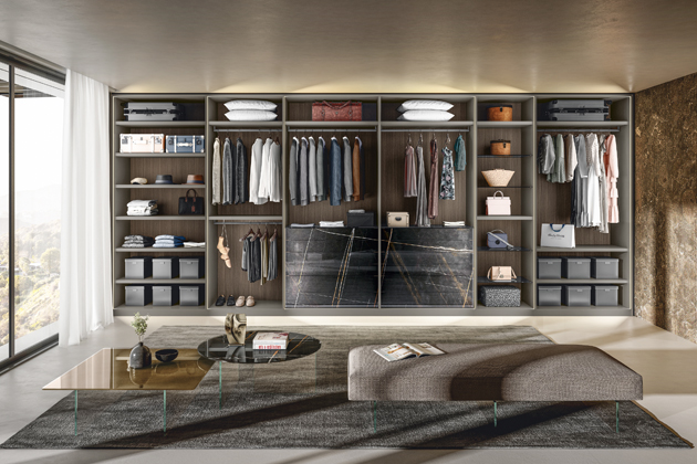 &Uacute;ložn&yacute; &scaron;atn&iacute; program Outfit umožňuje rozdělen&iacute; dostupn&eacute;ho prostoru do přehledn&yacute;ch odd&iacute;lů pro maxim&aacute;ln&iacute; organizaci. Pečlivě vybran&eacute;, elegantn&iacute; povrchov&eacute; &uacute;pravy r&aacute;mu i&nbsp;př&iacute;slu&scaron;enstv&iacute; d&aacute;vaj&iacute; vzniknout &scaron;pičkov&yacute;m designov&yacute;m ře&scaron;en&iacute;m přesně na m&iacute;ru každ&eacute;mu klientovi