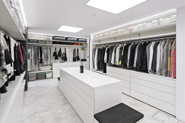 &Scaron;atn&iacute; syst&eacute;m na m&iacute;ru uděl&aacute; skvělou službu v jak&eacute;mkoli prostoru. Varianta&nbsp;z b&iacute;l&eacute;ho lamina s kovovou konstrukc&iacute; od Valu&scaron;ek Interi&eacute;r se nav&iacute;c nikdy neokouk&aacute; 