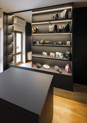 D&iacute;ky v&yacute;robě na m&iacute;ru padne &scaron;atn&iacute; syst&eacute;m od společnosti Valu&scaron;ek Interi&eacute;r  do jak&eacute;hokoli prostoru naprosto přesně. V černě lakovan&eacute;m proveden&iacute; PerfectSense působ&iacute; velmi elegantně 