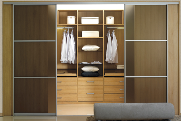 &Uacute;čeln&eacute; a&nbsp;praktick&eacute; &scaron;atny i&nbsp;vestavn&eacute; skř&iacute;ně na m&iacute;ru klientsk&yacute;m požadavkům dod&aacute;v&aacute; česk&yacute; v&yacute;robce n&aacute;bytkov&yacute;ch ře&scaron;en&iacute; Indeco. Vyb&iacute;rat je možn&eacute; ze &scaron;irok&eacute;ho v&yacute;běru dekorů, povrchů i&nbsp;praktick&eacute;ho vnitřn&iacute;ho vybaven&iacute;, d&iacute;ky čemuž bude m&iacute;t každ&yacute; kousek oblečen&iacute; či m&oacute;dn&iacute; doplněk skutečně sv&eacute; m&iacute;sto 