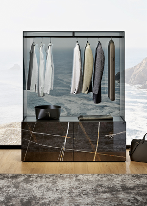 Elegantn&iacute; &scaron;atn&iacute;k Air z&iacute;sk&aacute;v&aacute; speci&aacute;ln&iacute; n&aacute;boj d&iacute;ky skleněn&eacute;mu r&aacute;mu, se kter&yacute;m do&nbsp;prostoru vn&aacute;&scaron;&iacute; působivou dynamiku. Nadto se může pochlubit tak&eacute; vynikaj&iacute;c&iacute; konstrukc&iacute; s&nbsp;masivn&iacute;mi lakovan&yacute;mi policemi. Daj&iacute; se s&nbsp;n&iacute;m vytvořit cel&eacute; komplexn&iacute; &scaron;atny, zvl&aacute;dne ale tak&eacute; st&aacute;t zcela samostatně