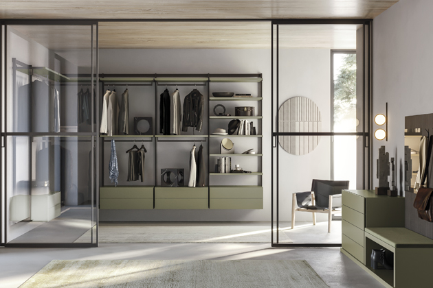 &Scaron;atn&iacute; syst&eacute;m Naked od společnosti ORME se může pochlubit &scaron;atnou z&nbsp;le&scaron;těn&eacute;ho kovu s&nbsp;matně  lakovan&yacute;mi policemi Oliva a&nbsp;komodou. Do personalizovan&eacute; kompozice můžete přidat i&nbsp;vě&scaron;&aacute;ky, zrcadlo či lavici 