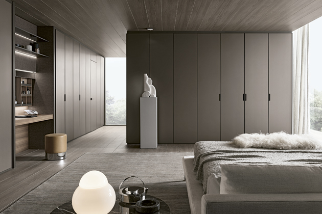 Systém šatních skříní Vanity od italské společnosti Rimadesio je důmyslným spojením moderního designu a vysoké funkčnosti. Díky výrobě na míru vždy dokonale vyplní dostupný prostor