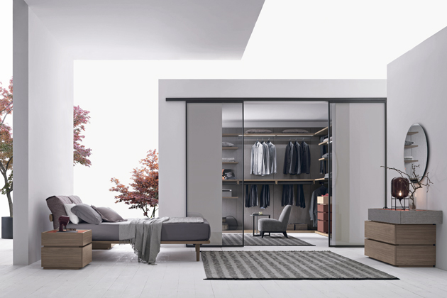 Rafinovan&yacute; &uacute;kryt Syst&eacute;m &scaron;atn&iacute;ch skř&iacute;n&iacute; Pratico od italsk&eacute;ho v&yacute;robce n&aacute;bytku Tomasella se skl&aacute;d&aacute; z&nbsp;obložen&iacute; stěn s&nbsp;možnost&iacute; individualizace a&nbsp;vnitřn&iacute;ho vybaven&iacute; dle potřeby. V&nbsp;nab&iacute;dce jsou z&aacute;věsn&eacute; nebo stojac&iacute; z&aacute;suvkov&eacute; jednotky, police s&nbsp;LED osvětlen&iacute;m i&nbsp;&scaron;irok&eacute; spektrum v&yacute;suvn&eacute;ho př&iacute;slu&scaron;enstv&iacute;