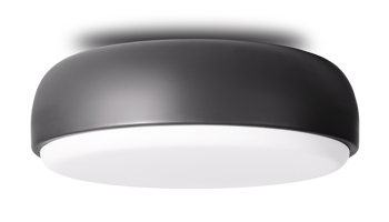 Over Me, stropn&iacute; či n&aacute;stěnn&eacute; sv&iacute;tidlo tvořen&eacute; matn&yacute;m kovov&yacute;m r&aacute;mem a&nbsp;ml&eacute;čně b&iacute;l&yacute;m difuzorem, cena 6&nbsp;440&thinsp;Kč