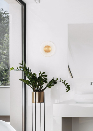 Esil, n&aacute;stěnn&eacute; sv&iacute;tidlo z&nbsp;čir&eacute;ho skla a&nbsp;mosazn&eacute;ho zlat&eacute;ho hlin&iacute;ku, IP20, teplota barvy světla 2 000 K, cena 3&nbsp;059&thinsp;Kč