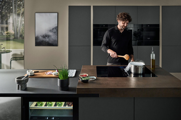 Indukčn&iacute; varn&aacute; deska s&nbsp;ods&aacute;v&aacute;n&iacute;m Siemens EX807NX68E z&nbsp;řady iQ700 s&nbsp;inteligentn&iacute; varnou z&oacute;nou. K&nbsp;dispozici pro dvě varianty instalace&nbsp;&ndash;  s&nbsp;r&aacute;mečkem na pracovn&iacute; desku, anebo do roviny. Cena 81 790 Kč 