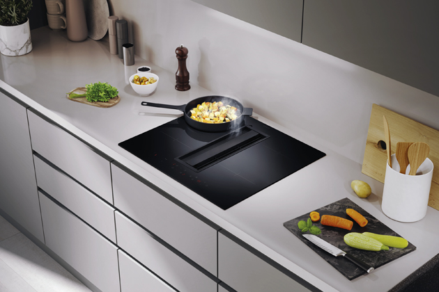 Indukčn&iacute; varn&aacute; deska Candy Cook CIH6I4CE disponuje integrovan&yacute;m odsavačem par s&nbsp;automatizovan&yacute;m odtahem. Kromě standardn&iacute;ch funkc&iacute; se zvl&aacute;dne postarat tak&eacute; o&nbsp;udržov&aacute;n&iacute; teploty hotov&eacute;ho j&iacute;dla 