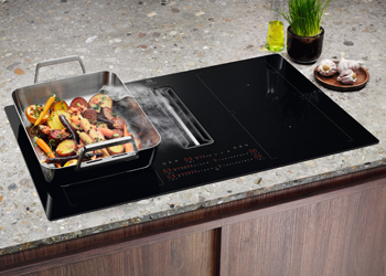 Kombinace varn&eacute;ho panelu a&nbsp;odsavače 800 Bridge KCC84453CK od společnosti Electrolux nab&iacute;z&iacute; možnost propojen&iacute; varn&yacute;ch z&oacute;n na obou stran&aacute;ch desky. Mimo to v&aacute;s tak&eacute; překvap&iacute; jednoduchost&iacute; &uacute;držby vzduchov&yacute;ch filtrů.  Cena 45 990 Kč 