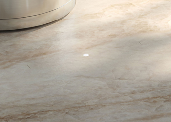 Dokonale integrovan&aacute; varn&aacute; deska Dekton od společnosti Gaggenau zvl&aacute;dne na pracovn&iacute; desce zcela zmizet. Světeln&yacute; bod označuje jej&iacute; střed, upozorňuje na zbytkov&eacute; teplo a&nbsp;napov&iacute;d&aacute;, kam um&iacute;stit n&aacute;dob&iacute;