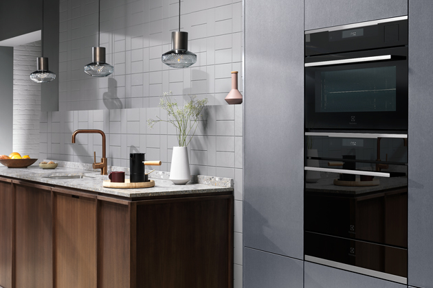 Sestava kuchyňsk&yacute;ch spotřebičů Electrolux s&nbsp;ohřevnou z&aacute;suvkou KBD4T. D&iacute;ky t&eacute; nejenže v&aacute;m j&iacute;dlo už nikdy nevystydne, ale tak&eacute; budete m&iacute;t nahř&aacute;t&eacute; tal&iacute;ře, takže se i&nbsp;doma budete c&iacute;tit jako v&nbsp;přepychov&eacute; restauraci. Cena 11 970 Kč