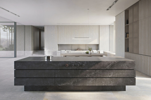 Dokonale integrovaná varná deska Dekton od společnosti Gaggenau zvládne na pracovní desce zcela zmizet. Světelný bod označuje její střed, upozorňuje na zbytkové teplo a napovídá, kam umístit nádob