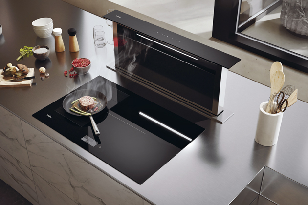 V&yacute;suvn&yacute; odsavač par Haier HADD9SS6B nab&iacute;z&iacute; dotykov&eacute; ovl&aacute;d&aacute;n&iacute; a&nbsp;čtyři rychlosti odtahu. Souč&aacute;st&iacute; jsou uhl&iacute;kov&eacute; filtry, zpětn&eacute; klapky i&nbsp;vzduchov&yacute; deflektor, d&iacute;ky čemuž zůstane va&scaron;e kuchyň vždy čist&aacute;. Cena 26 990 Kč