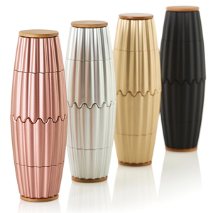 Magnetick&eacute; ml&yacute;nky na sůl a&nbsp;pepř z&nbsp;řady&nbsp;MagTwo, dva samostatn&eacute; z&aacute;sobn&iacute;ky, keramick&yacute; mlec&iacute; mechanismus, cena 1&nbsp;053 Kč