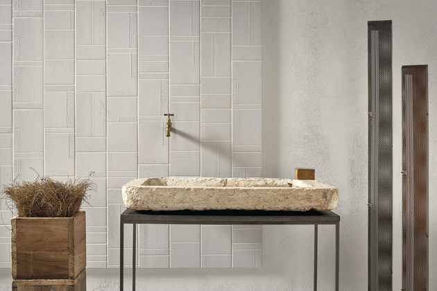 Cut-up, obklad s&nbsp;cementov&yacute;m vzhledem a&nbsp;nepravideln&yacute;m reli&eacute;fem inspirovan&yacute;m kol&aacute;žov&yacute;m procesem vzniku dadaistick&eacute; poezie 