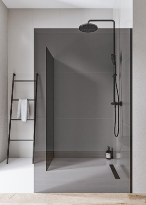 Walk-in zástěna z šedého nano skla s ocelovými profily s chromovaným vzhledem, šířka od 70 cm, cena od 12 498 Kč