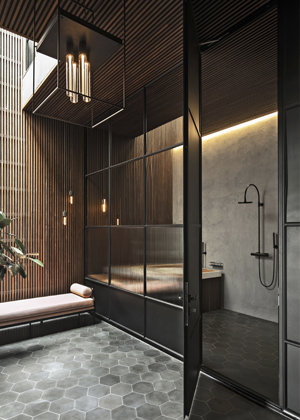 Caged Wet (Buster + Punch), industri&aacute;ln&iacute;  sv&iacute;tidla s&nbsp;dekorativn&iacute;mi ž&aacute;rovkami, s&nbsp;kryt&iacute;m IP44, vhodn&yacute;m do&nbsp;koupelny, cena od&nbsp;7&nbsp;209&thinsp;Kč  