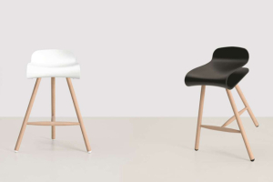 BCN – barové židle s bukovými nohami