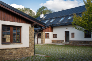 Historický dům, který láká k odpočinku u krbu i v lesní sauně