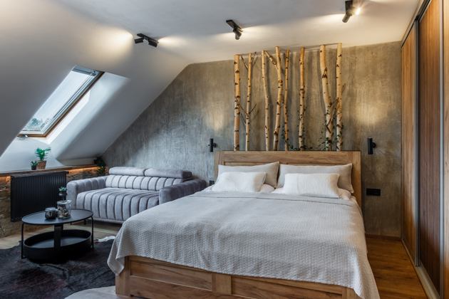 Historick&yacute; dům, kter&yacute; l&aacute;k&aacute; k&nbsp;odpočinku u krbu i v&nbsp;lesn&iacute; sauně