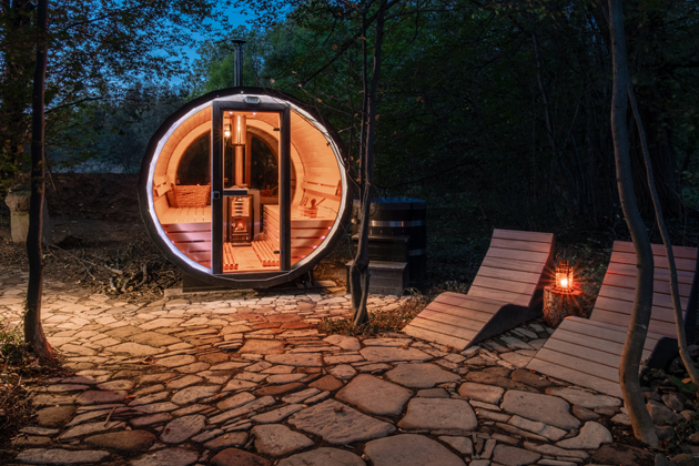 Historick&yacute; dům, kter&yacute; l&aacute;k&aacute; k&nbsp;odpočinku u krbu i v&nbsp;lesn&iacute; sauně