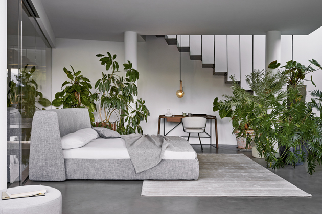 Postel Basket Plus Bed,  design Mauro Lipparini, lakovaný kov,  polyuretanová pěna, lakované dřevo,  cena od 122 800 Kč