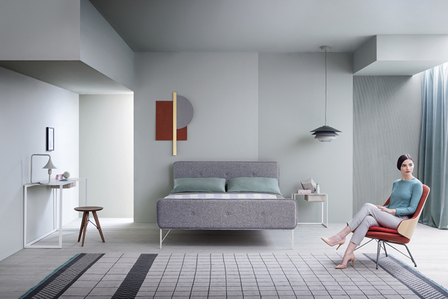 Postel Ricord, design  Spalvieri &amp; DelCiotto, lakovan&aacute; ocel,  lakovan&yacute; dub, textilie i kůže, odn&iacute;mateln&yacute; potah, cena 115&nbsp;153 Kč 