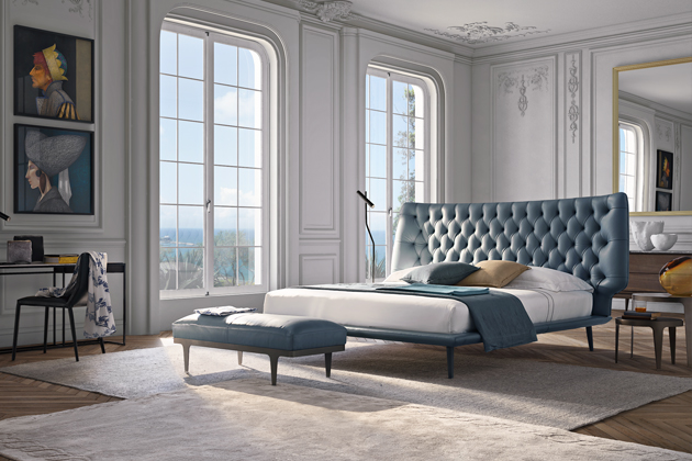 Postel Dolce Vita,  design Maurizio Manzoni a Tapinassi,  modr&aacute; kůže kat. 25, cena 208&nbsp;920 Kč 