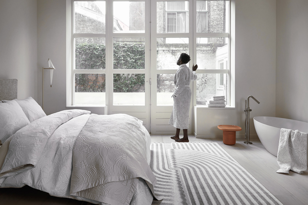 Vyšívané lůžkoviny z kolekce Dodo Pavone, 100% bavlněný satén, cena na dotaz, přikrývka 90 × 200 cm, orientační cena 3 125 Kč 