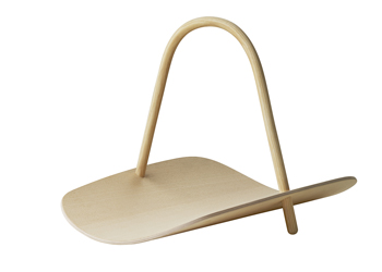 Ko&scaron;&iacute;k Basket, design Benjamin Hubert, jasanov&eacute; dřevo, orientačn&iacute; cena 5 300 Kč 