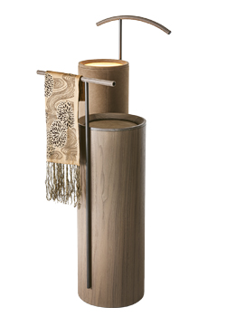 Něm&yacute; sluha Liz Valet, design Silvia Musetti, kůže, oh&yacute;ban&yacute; ořech Canaletto,  v&iacute;ce druhů povrchů, lakovan&yacute; kov, cena na dotaz 