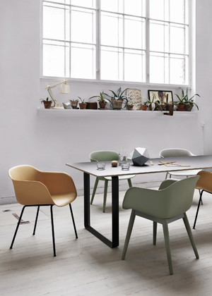 Fiber, design Iskos-Berlin, skořepinov&eacute; křes&iacute;lko z&nbsp;inovativn&iacute;ho kompozitu z&nbsp;dřevěn&yacute;ch vl&aacute;ken a&nbsp;recyklovan&eacute;ho plastu, cena 7&nbsp;777 Kč