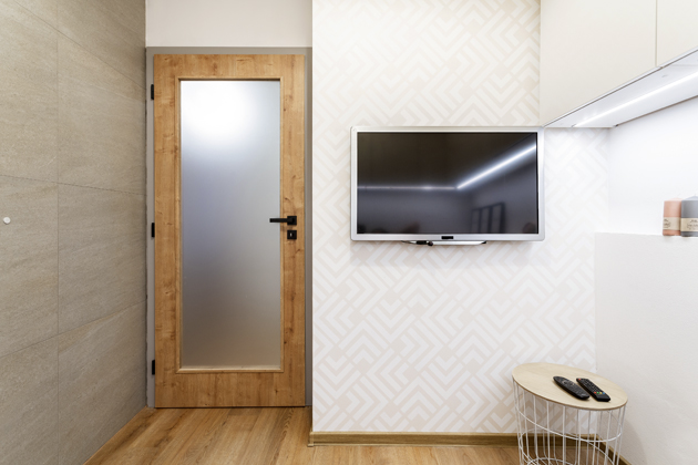 Dveře model SKLO 4/5 v&nbsp;dekoru dub sukat&yacute; v&nbsp;povrchov&eacute; &uacute;pravě CPL, obložkov&aacute; z&aacute;rubeň v&nbsp;dekoru &scaron;ed&aacute; (CPL), cena dveř&iacute; od 5 650 Kč