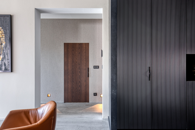 Dveře ELEGANT 10, dýha Dub natur, olej Chocolate, skrytá zárubeň, kování M&amp;T