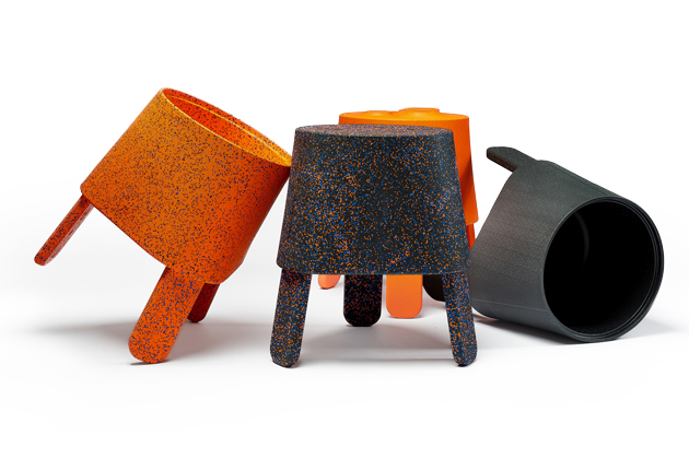 Ayto, multifunkčn&iacute; kus n&aacute;bytku, kter&yacute; může sloužit jako stolek, &uacute;ložn&yacute; box nebo květin&aacute;č, materi&aacute;l expandovan&yacute; polypropylen,  cena 9&nbsp;750 Kč