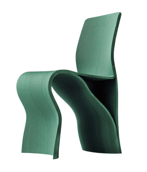 Kelp Chair, židle vyroben&aacute; 3D tiskem z&nbsp;kompozitn&iacute;ho materi&aacute;lu tvořen&eacute;ho recyklovan&yacute;mi ryb&aacute;řsk&yacute;mi s&iacute;těmi a&nbsp;dřevem, cena 23&nbsp;976 Kč 