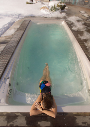 PerseaiN Skvěl&aacute; rodinn&aacute; v&iacute;řivka, kter&aacute; se d&iacute;ky kompaktn&iacute;m rozměrům vejde i běžn&yacute;mi dveřmi a snadno se začlen&iacute; do st&aacute;vaj&iacute;c&iacute;ho interi&eacute;ru. Ide&aacute;ln&iacute; pro čtyřčlennou rodinu, nab&iacute;z&iacute; prostorn&yacute; interi&eacute;r se dvěma leh&aacute;tky a hlubok&yacute;m křeslem vybaven&yacute;m obl&iacute;benou sestavou Shiatsu mas&aacute;že. PerseaiN se tak st&aacute;v&aacute; m&iacute;stem, kde se pohodl&iacute; přirozeně propojuje s každodenn&iacute; regenerac&iacute;. Cena: 513 170 Kč