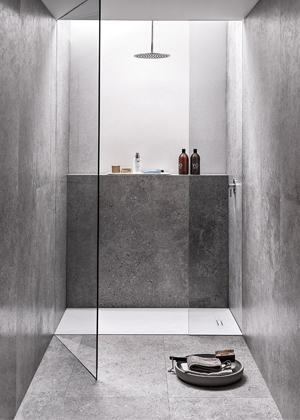 Sestra, sprchov&aacute; vanička v&nbsp;b&iacute;l&eacute; barvě  s&nbsp;břidlicovou strukturou, kompozitn&iacute; materi&aacute;l kamene a&nbsp;pryskyřice, 140 &times; 80&thinsp;cm, cena 10&nbsp;755&thinsp;Kč