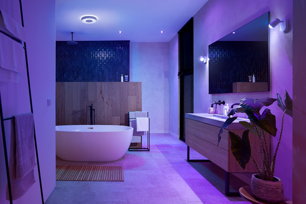 Xamento (Philips Hue), smart sv&iacute;tidlo s&nbsp;kryt&iacute;m  IP 44, s&nbsp;nastavitelnou teplotou chromatičnosti 2&nbsp;000&ndash;6&nbsp;500 K pro tepl&eacute;, neutr&aacute;ln&iacute; nebo studen&eacute; světlo, cena 4&nbsp;849&thinsp;Kč